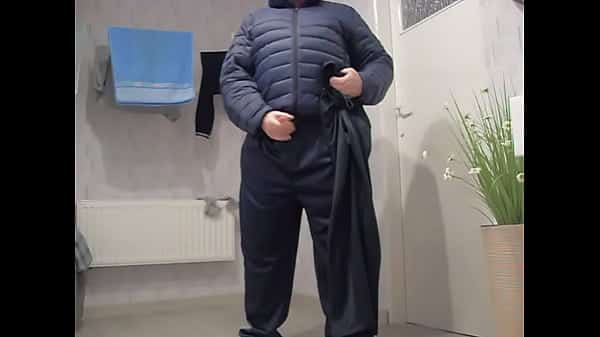 Suka w śliskich szmatach