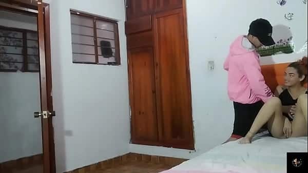 Me follo a mi hermanastra mientras espera a su novio – PORNO EN ESPAÑOL