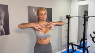Latina se folla a su profesor de yoga en el gym y él se corre en su coño