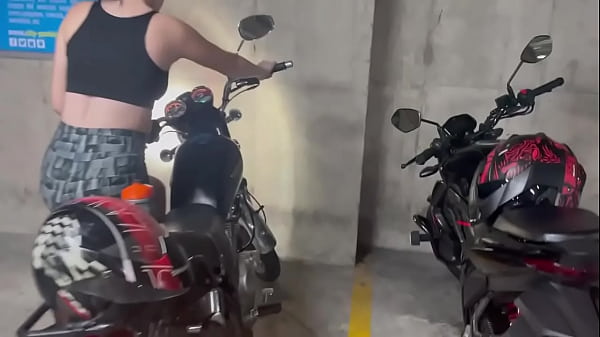 mientras llega el mecánico ah arreglar la moto a mi compañera de gym la invito a mi casa.