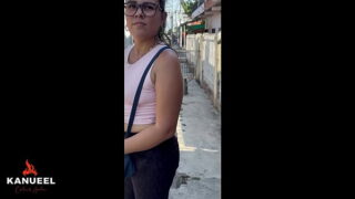 SEÑORA EN LA CALLE ACEPTA DARLE UNA MAMADA A UN DESCONOCIDO A CAMBIO DE DINERO Y TERMINA CON EL CULO LLENO DE SEMEN