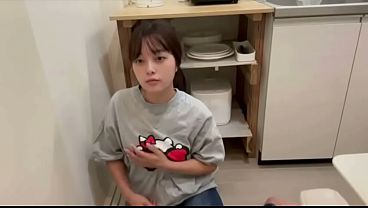 彼氏が泊まりに来てHせずに帰ったから物足りないくて1人でキッチンでオナニーする女子大生。